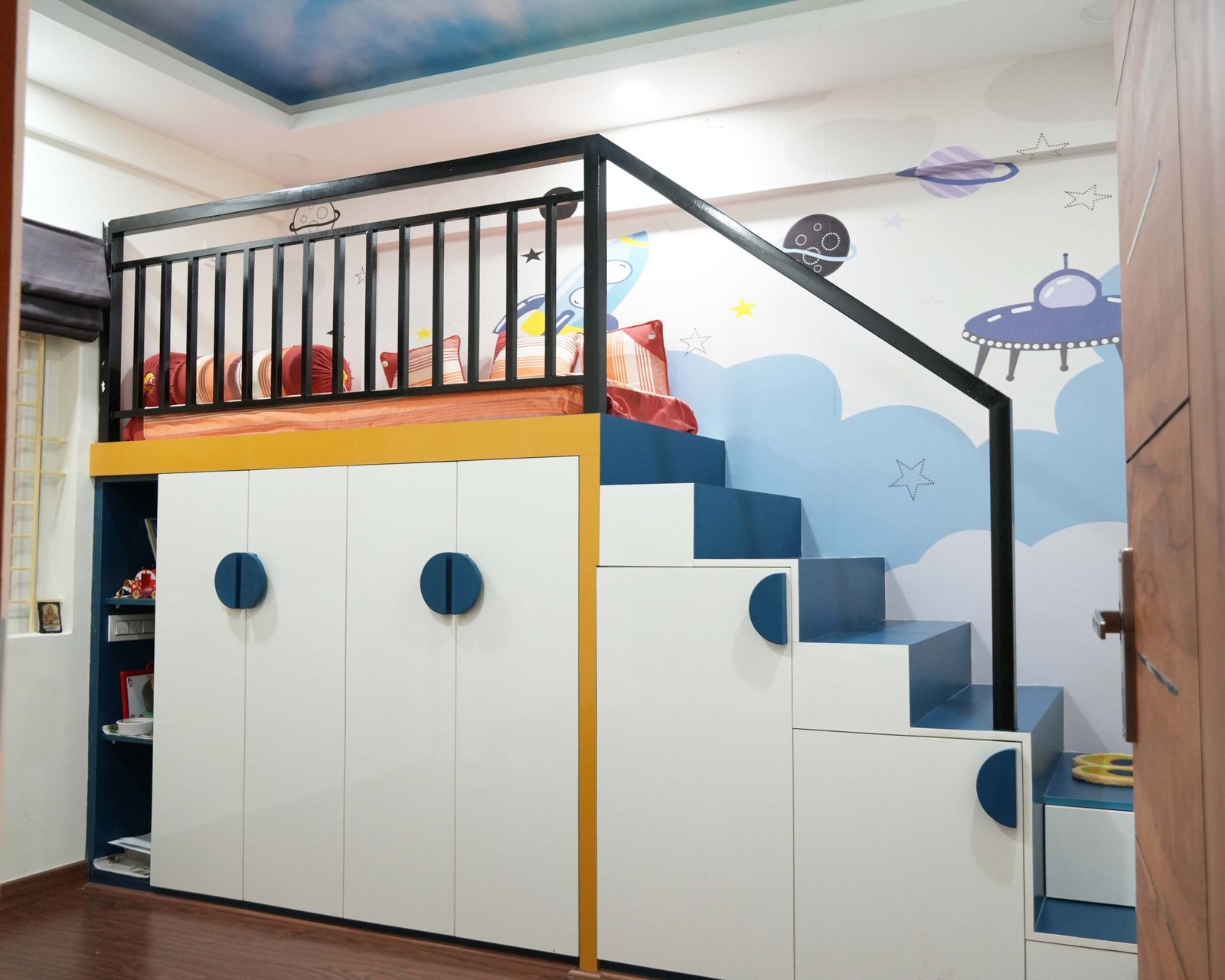 Contemporary Kids Bedroom Design with Bunk Bed with Storage