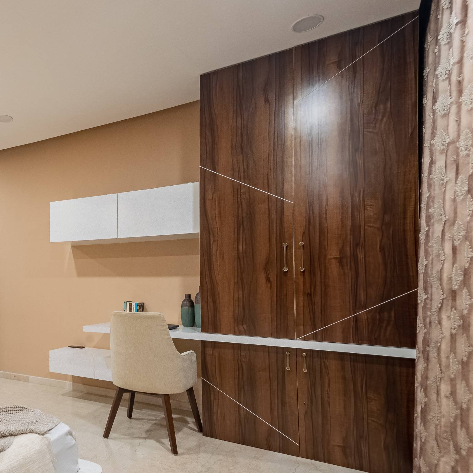 Modern Study Room Design With Wooden Wardobe