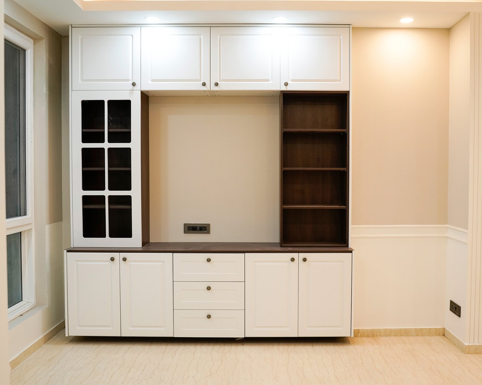 Classic Crockery Unit Design with Matte Finish and Glass Cabinets