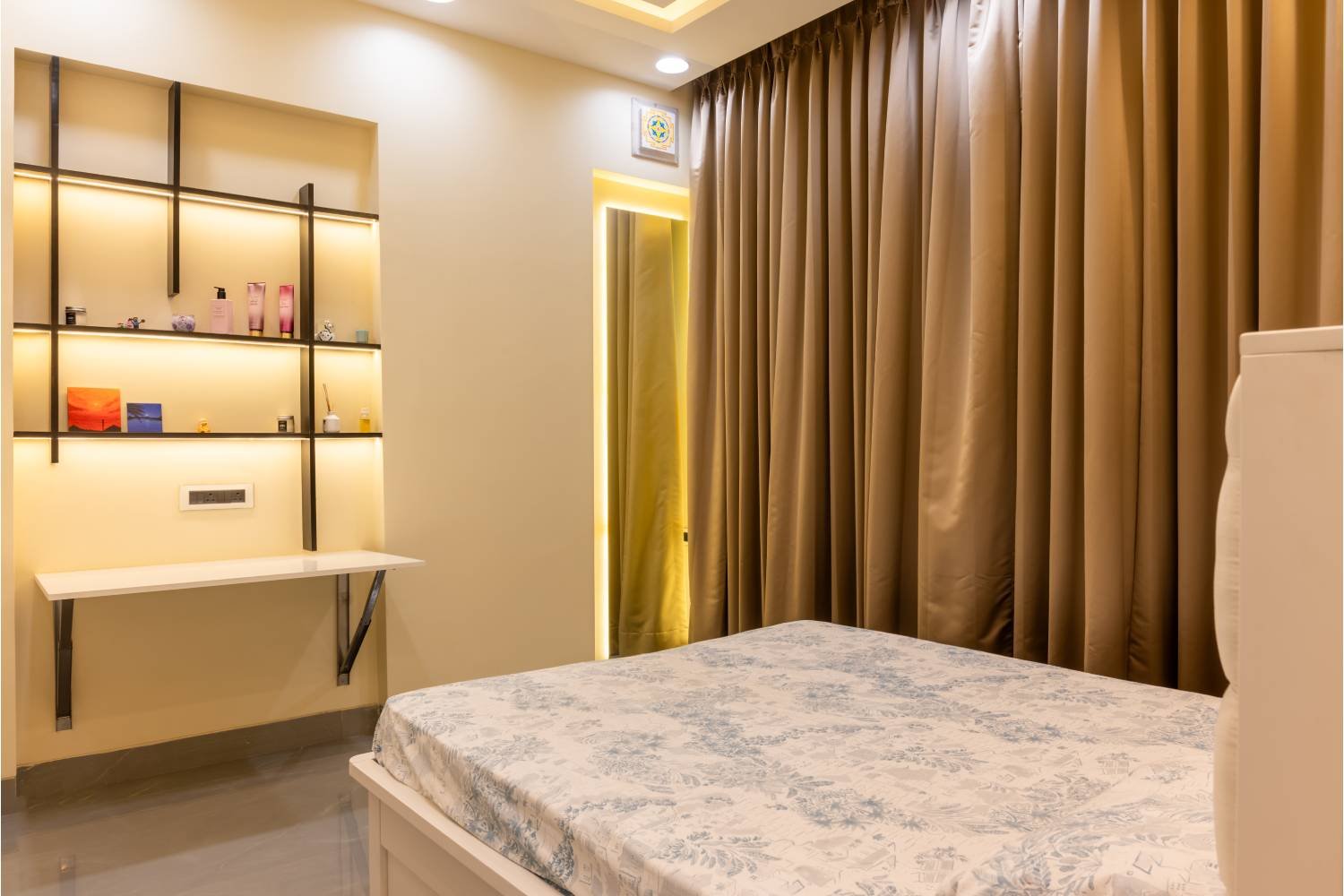 Modern Home Office Design in White with Suede Laminate Finish