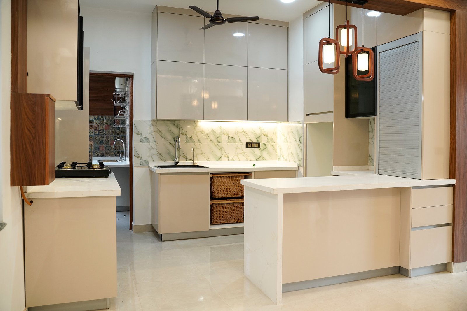 Modern L-Shaped Kitchen Design with Island and Quartz Countertop