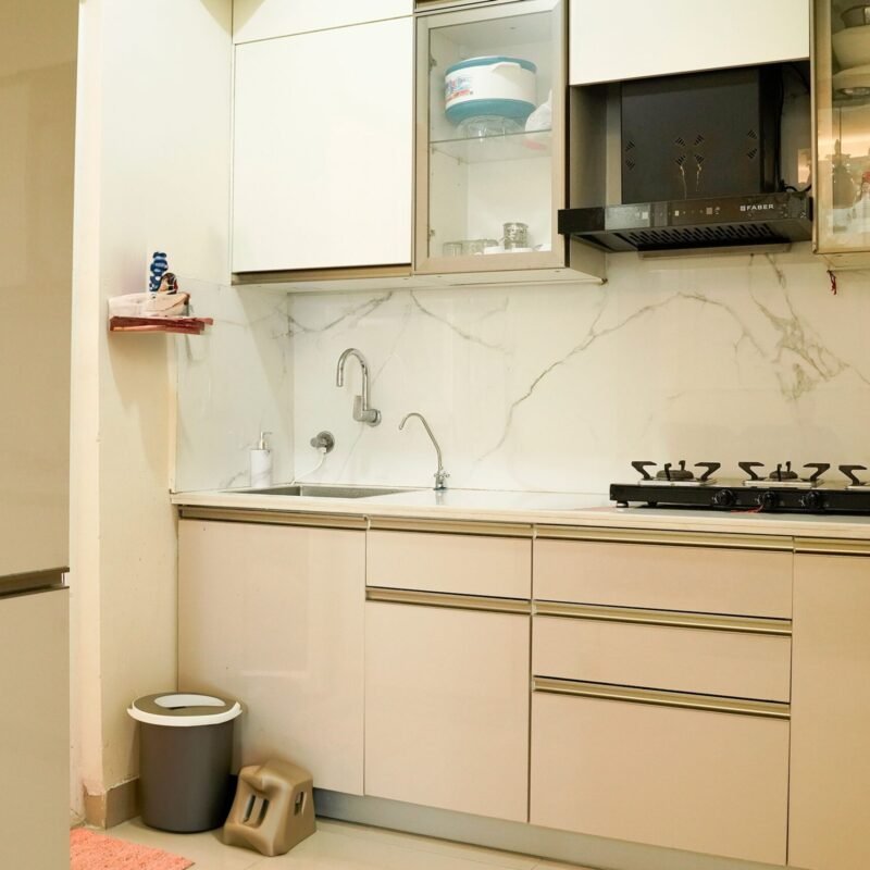 Modern L-Shaped Design with Marble Backsplash