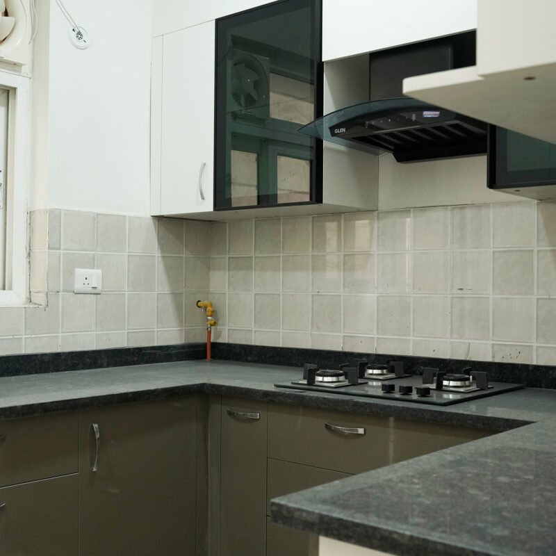 Modern U-Shaped Kitchen Design in Autumn Leaf and White