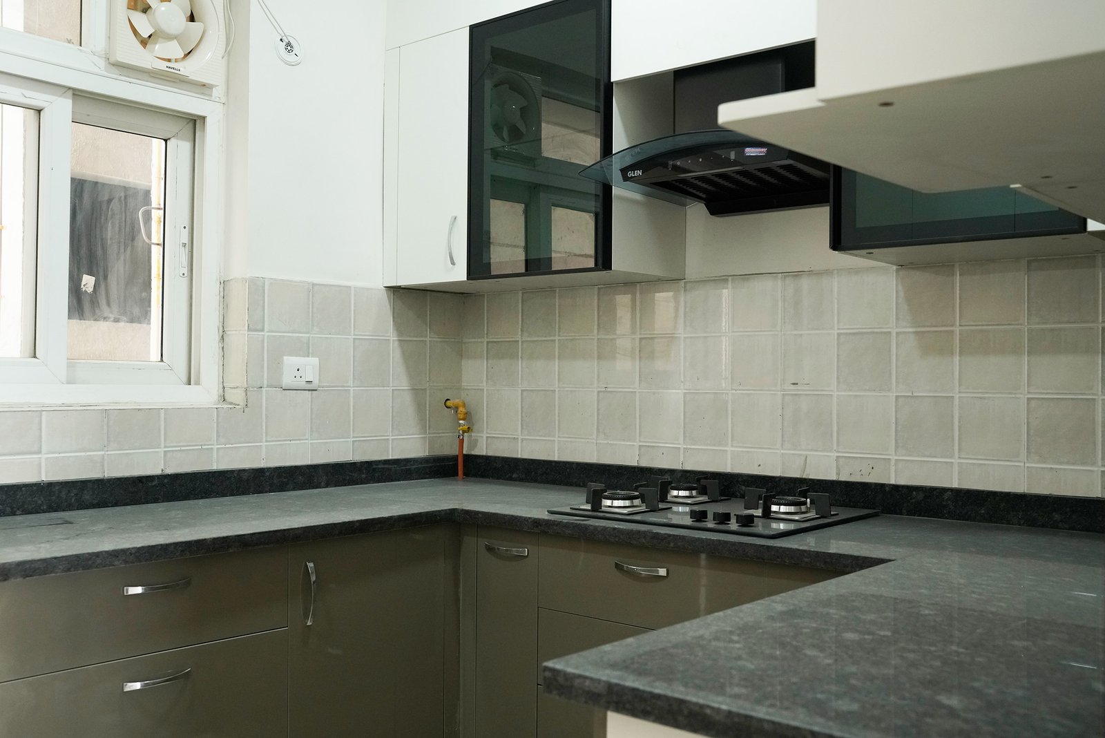 Modern U-Shaped Kitchen Design in Autumn Leaf and White