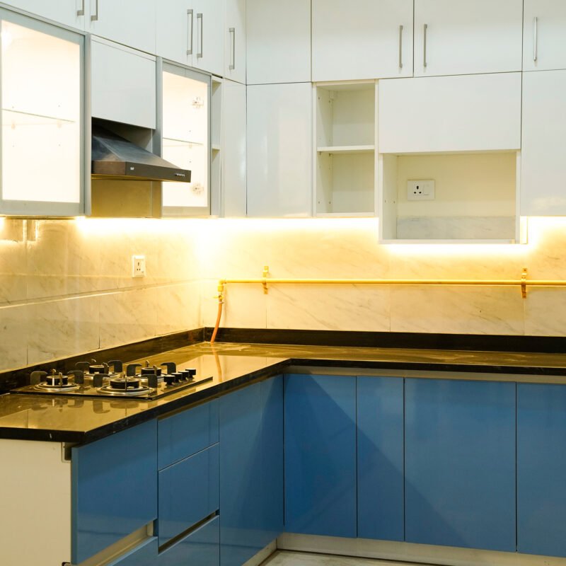 Modern L-Shaped Kitchen Design with Marble Backsplash and Black Countertop