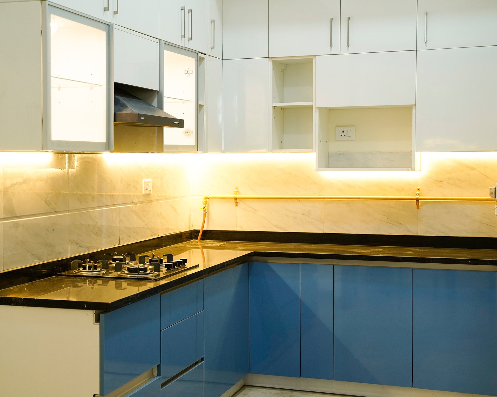 Modern L-Shaped Kitchen Design with Marble Backsplash and Black Countertop