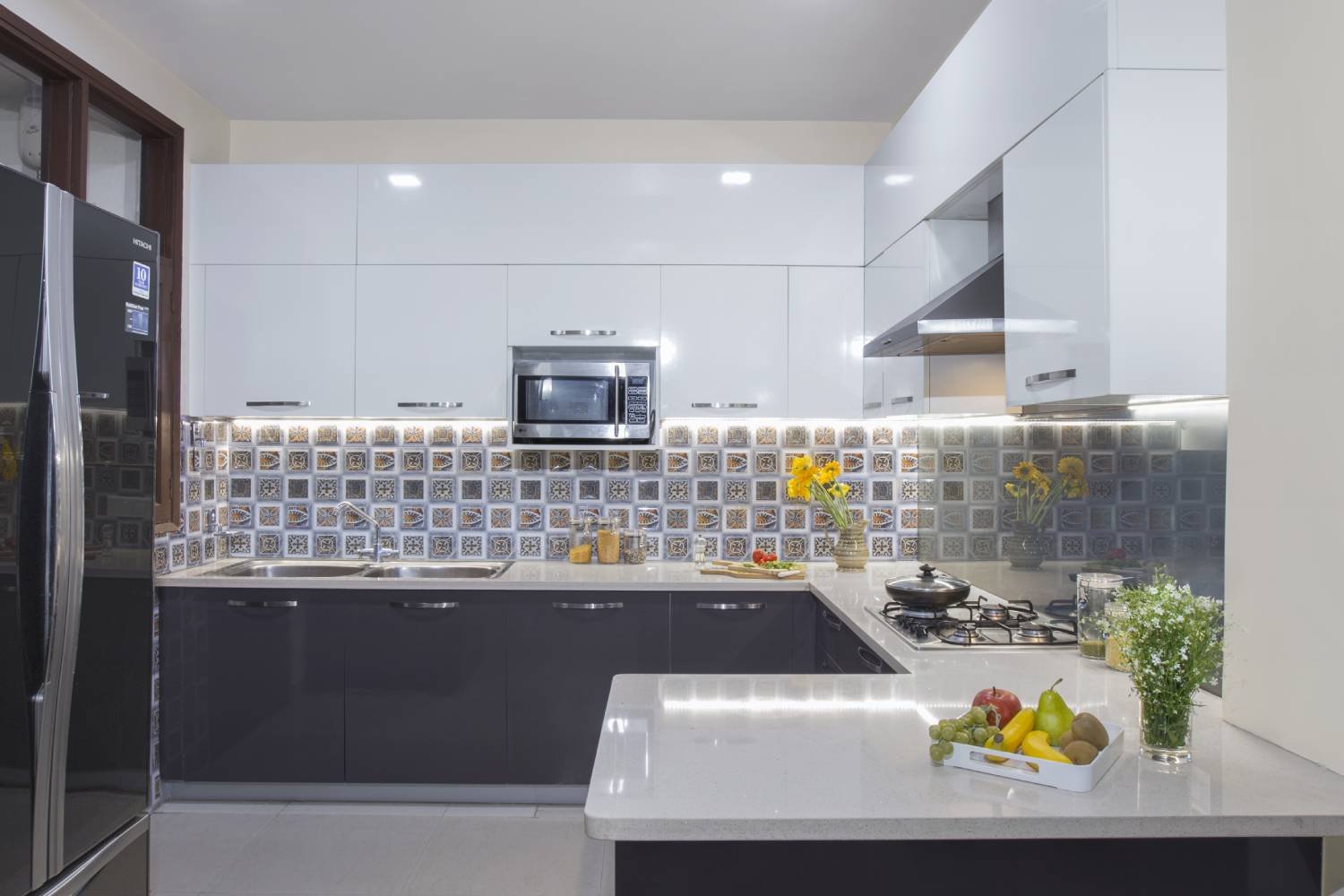 Spacious Modern 3BHK Flat Design with Open Peninsula Kitchen