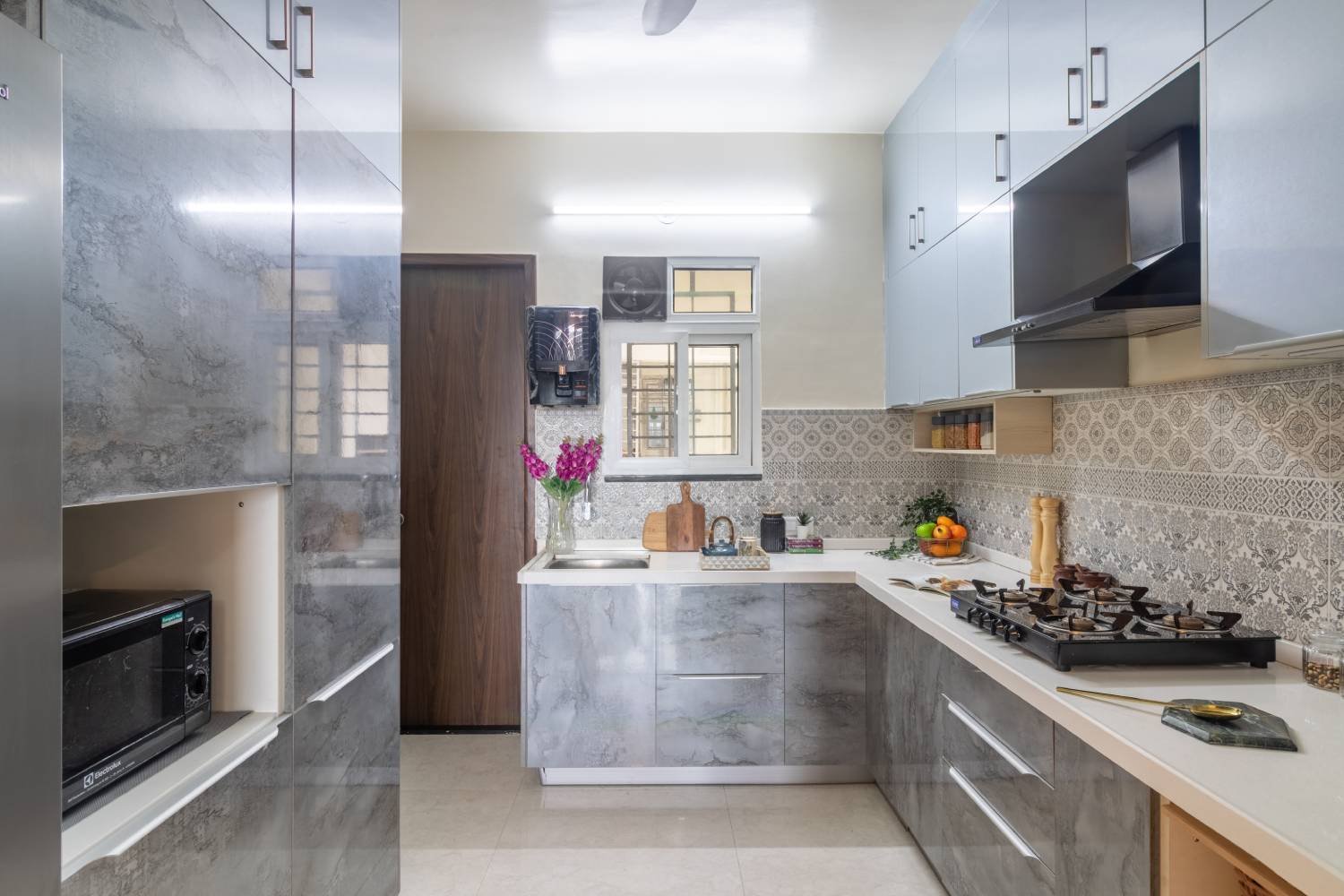 Contemporary 3BHK Flat Design with L-Shaped Kitchen and Stylish Wardrobes