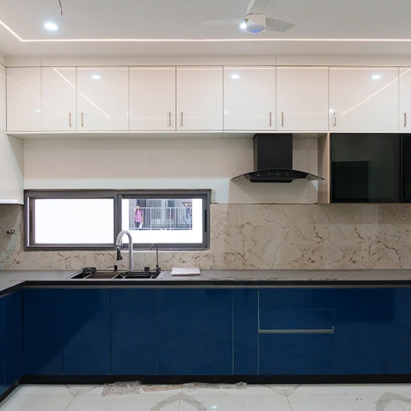 Modern L-Shaped Kitchen Design With Modern Glossy Cabinets