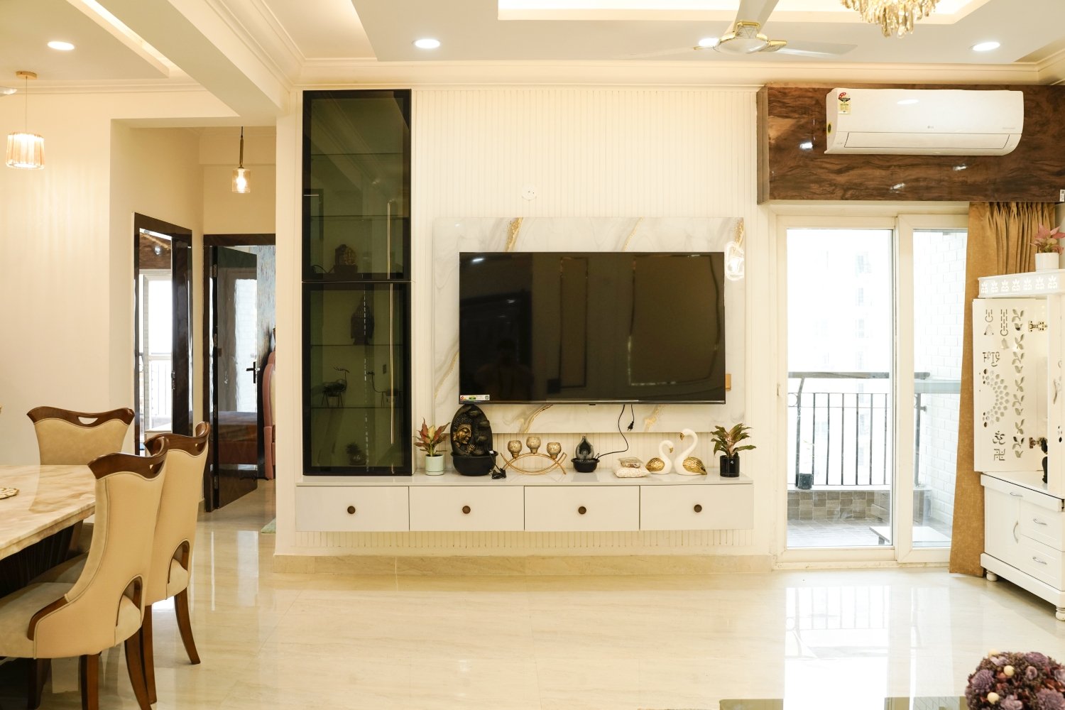 Contemporary White TV Unit Design with Glass Shelving and Marble Backdrop