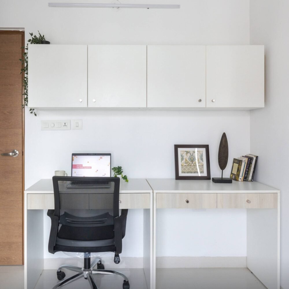 Modern Study Room Design With Frosty White And Pine Table
